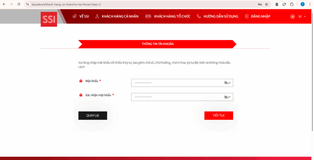 Khách hàng đang được nhân viên tư vấn hướng dẫn thủ tục mở tài khoản SSI tại quầy giao dịch